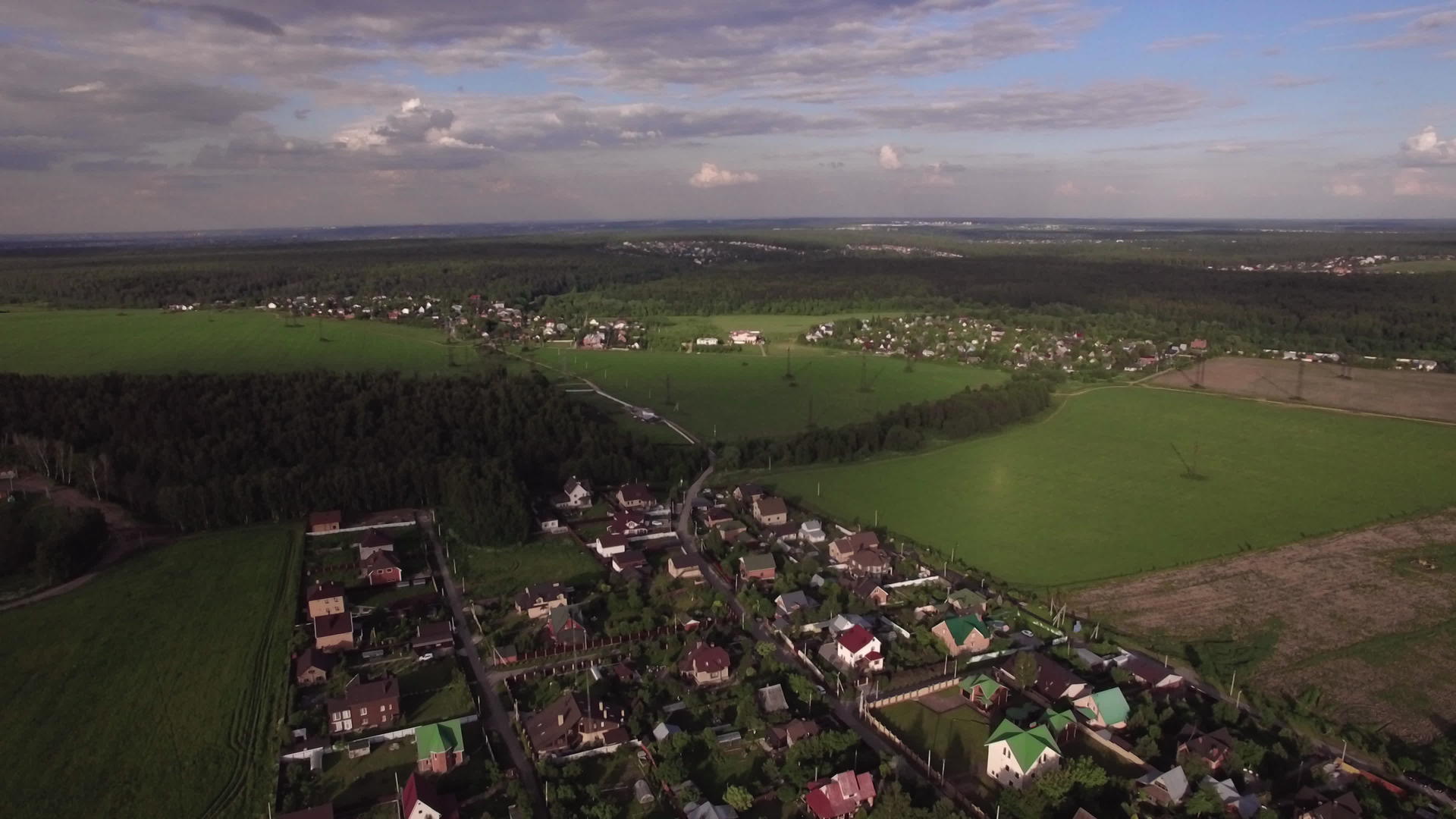 飞越辽阔的绿色农村地区和俄罗斯村庄视频的预览图