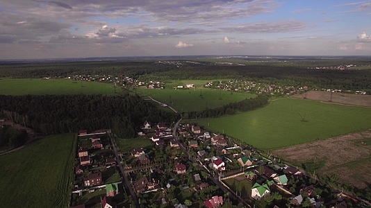 飞越辽阔的绿色农村地区和俄罗斯村庄视频的预览图