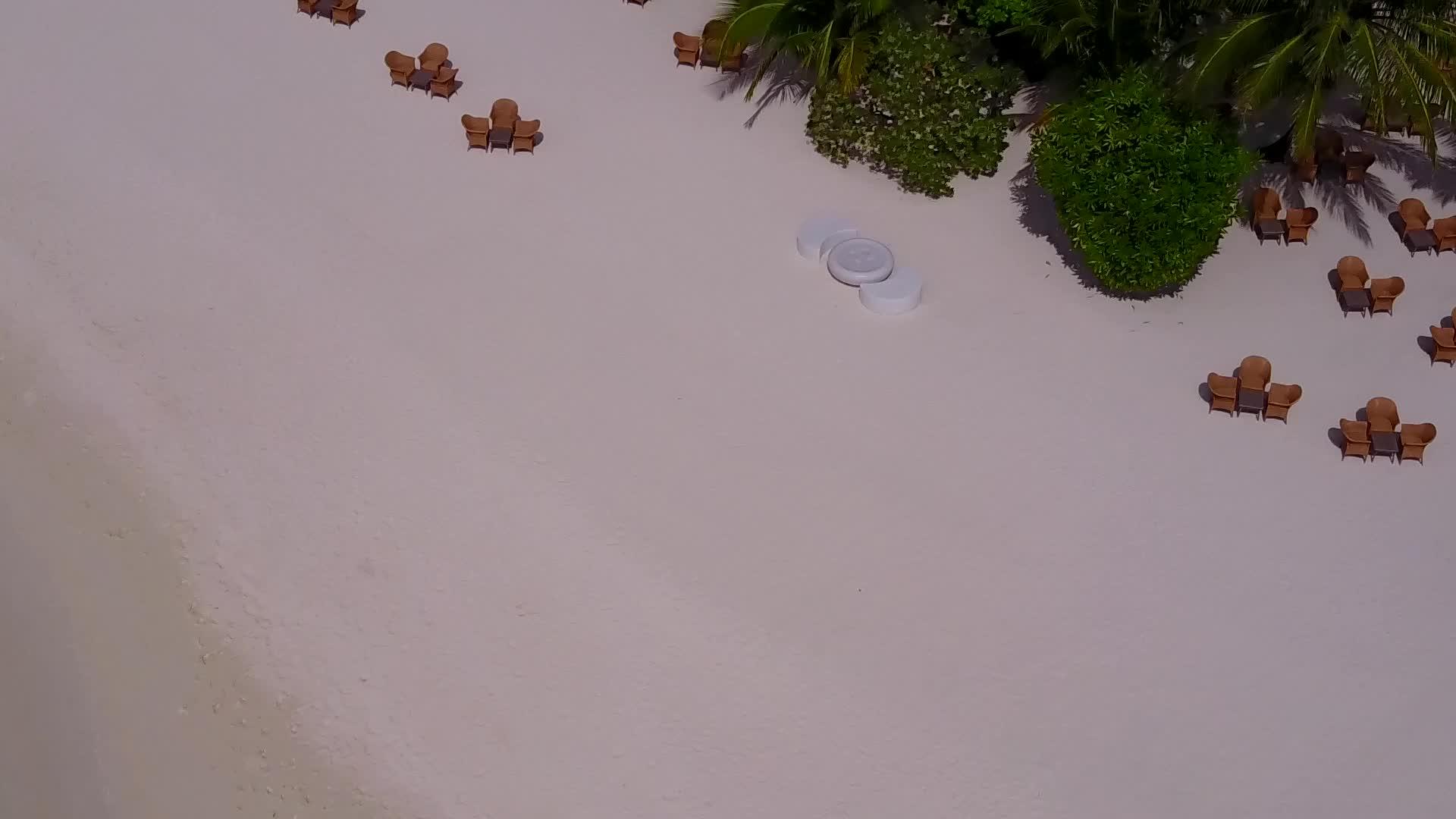 美丽的岛屿海滩在空中无人驾驶飞机从蓝色的水和白色的天空中飞行视频的预览图