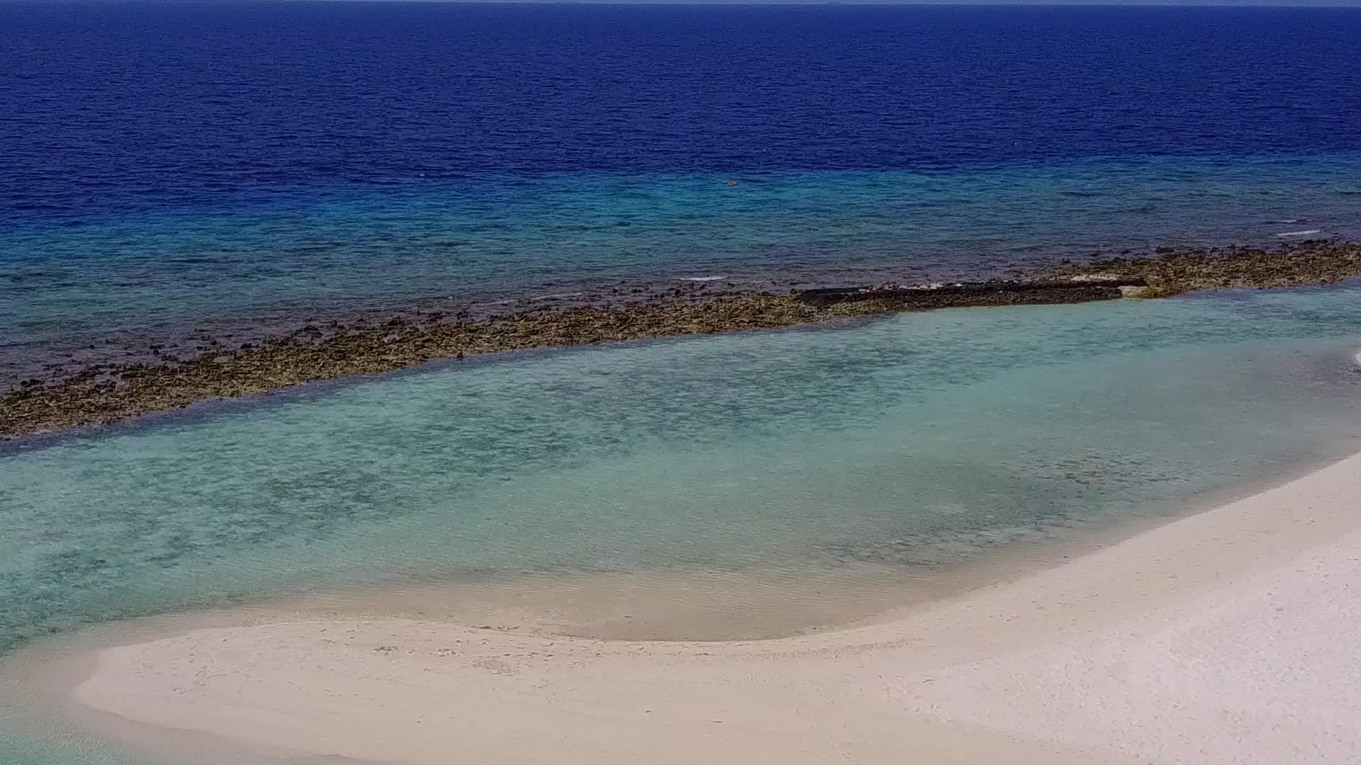 蓝色海平面以白色沙滩为背景观赏奇异海滩度假天空视频的预览图