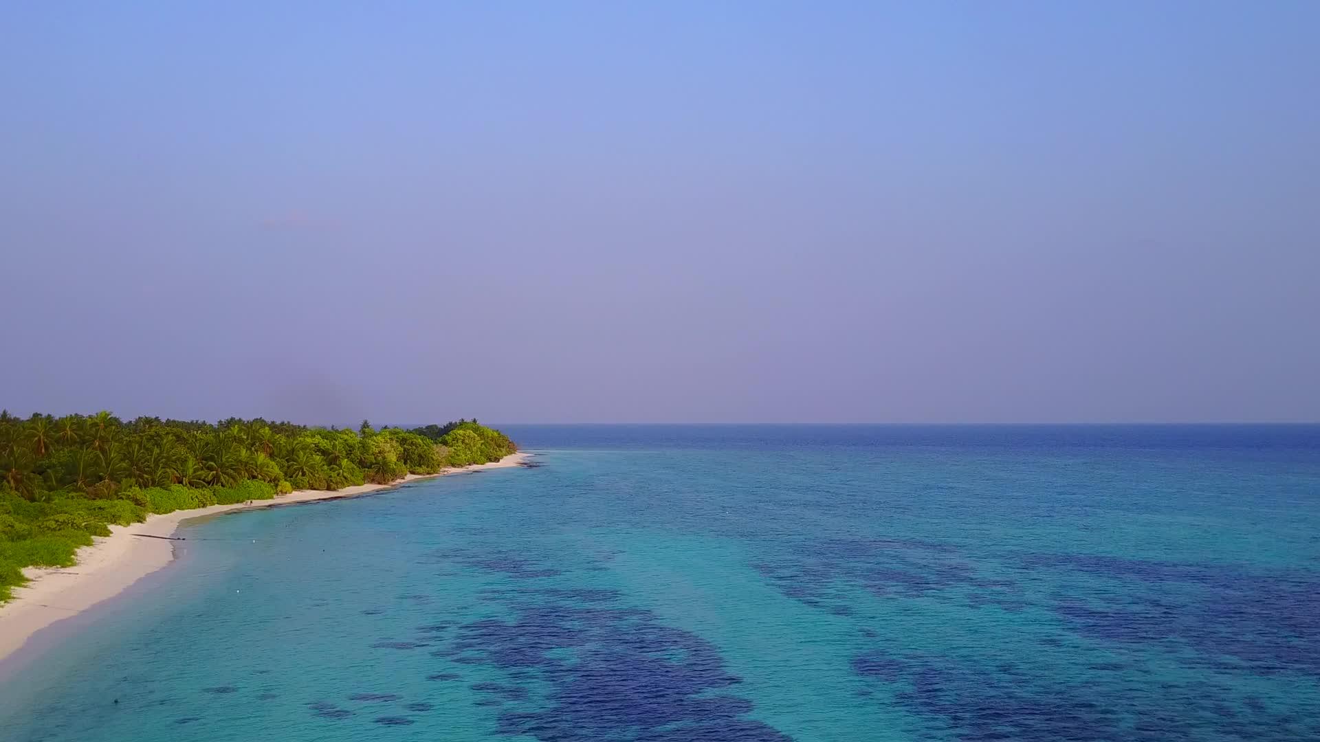 海洋海岸探透明环礁湖和白色海滩为背景视频的预览图