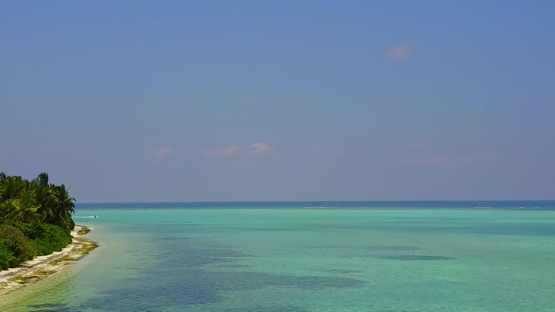 以白色海滩为背景的蓝绿色海洋为例欣赏奢华的海洋风景海滩度假视频的预览图