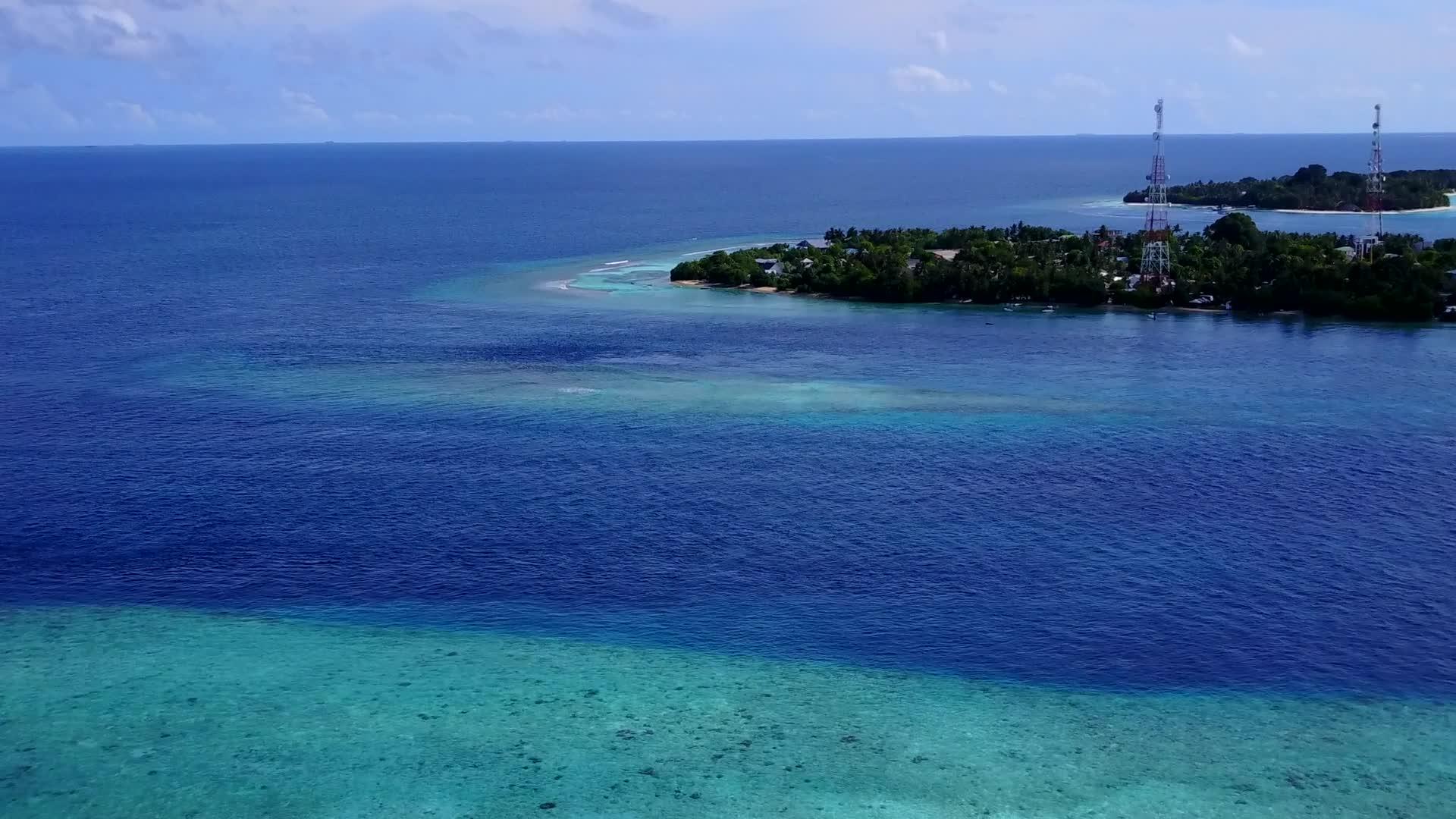 豪华岛屿的海滩生活总结了环礁湖和白色沙滩的透明背景视频的预览图