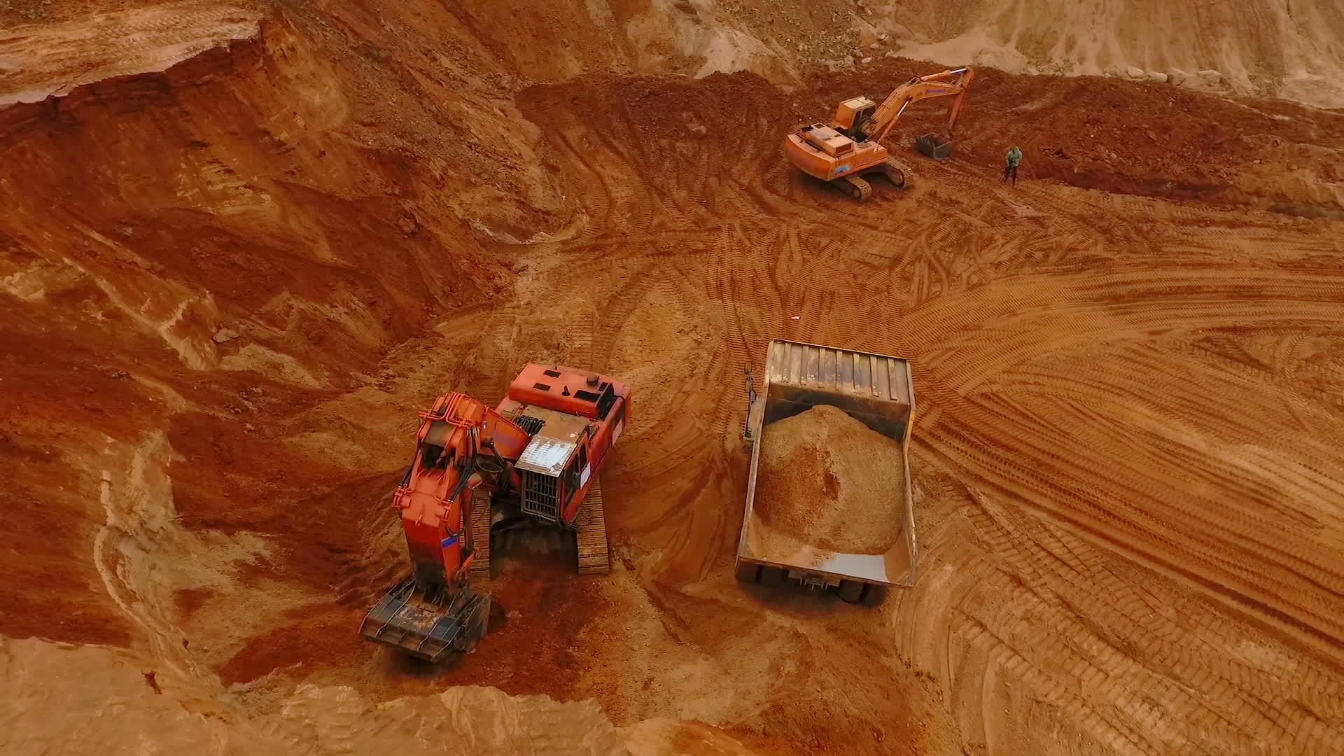 观察采砂场采矿机械的空气视频的预览图