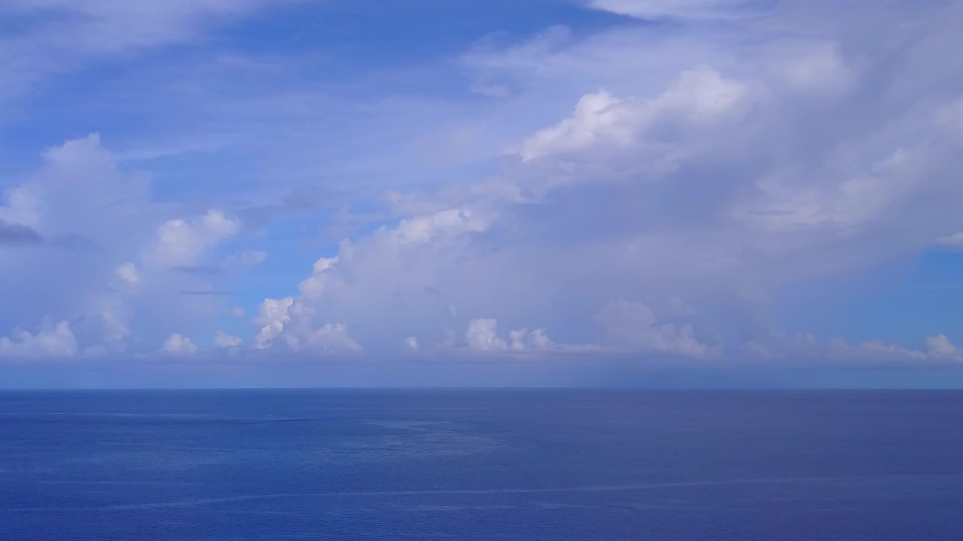 蓝绿色泻湖和白色海滩背景下宁静的海岸线视频的预览图