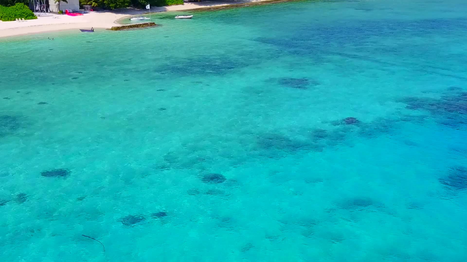 热带度假胜地海滩生活方式蓝色环礁湖和白色沙滩视频的预览图