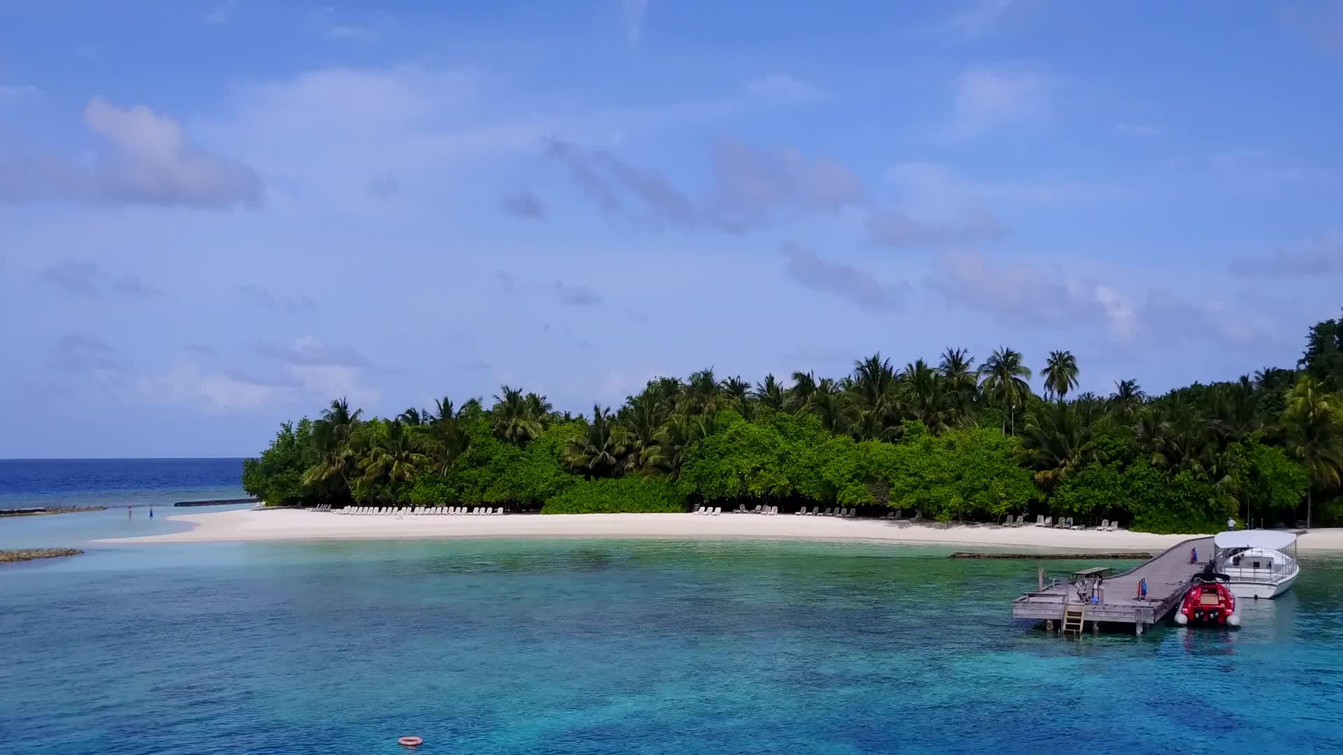 在蓝色海洋和白色海滩的背景下放松的岛屿海滩旅行视频的预览图