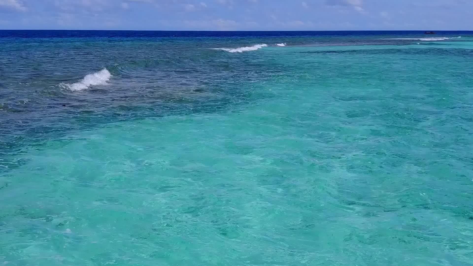 蓝白色海滩的蓝色海滩上观看奇怪的海湾海滩度假的海景视频的预览图