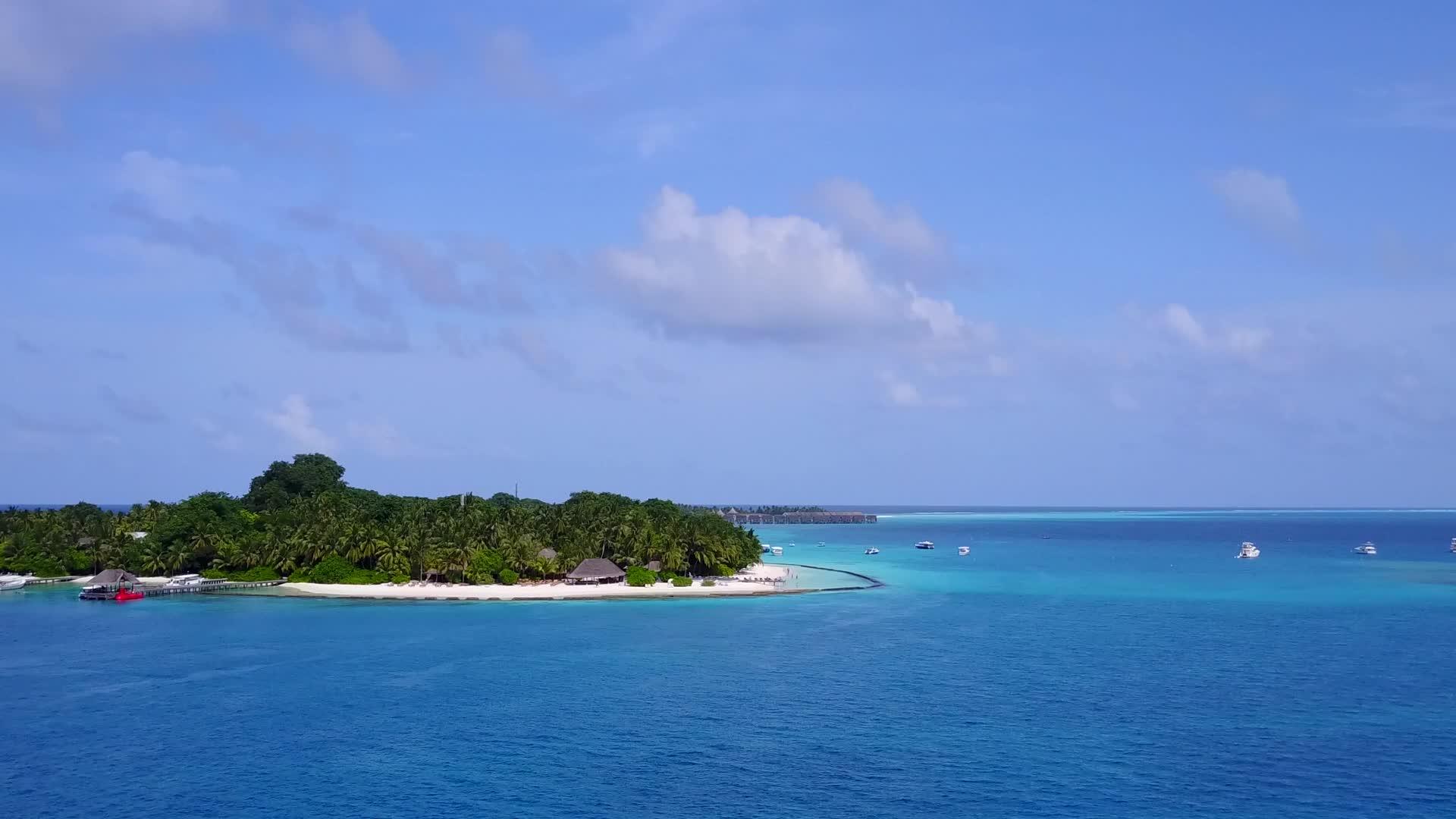 美丽的海滨海滩度假胜地在蓝海和白沙的蓝海飞行视频的预览图