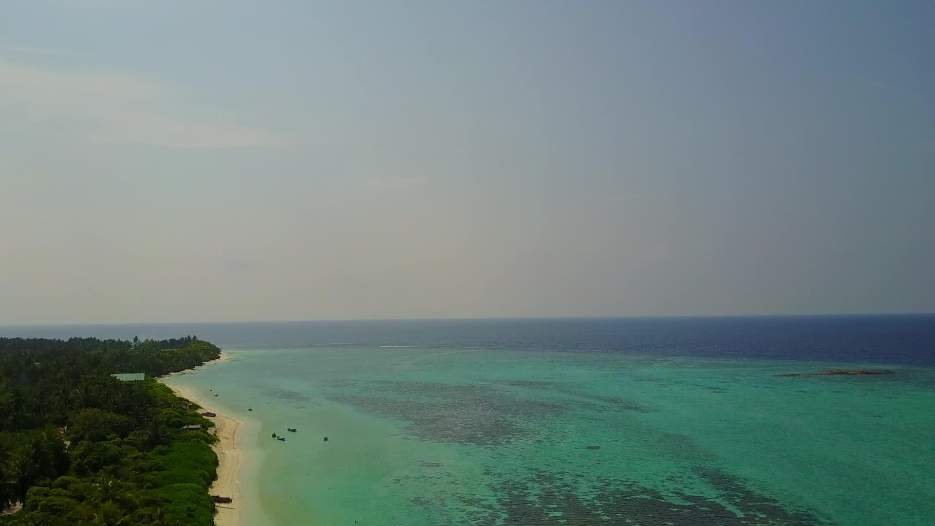 清澈的海洋和完美的度假海滩背景下的白色海滩视频的预览图