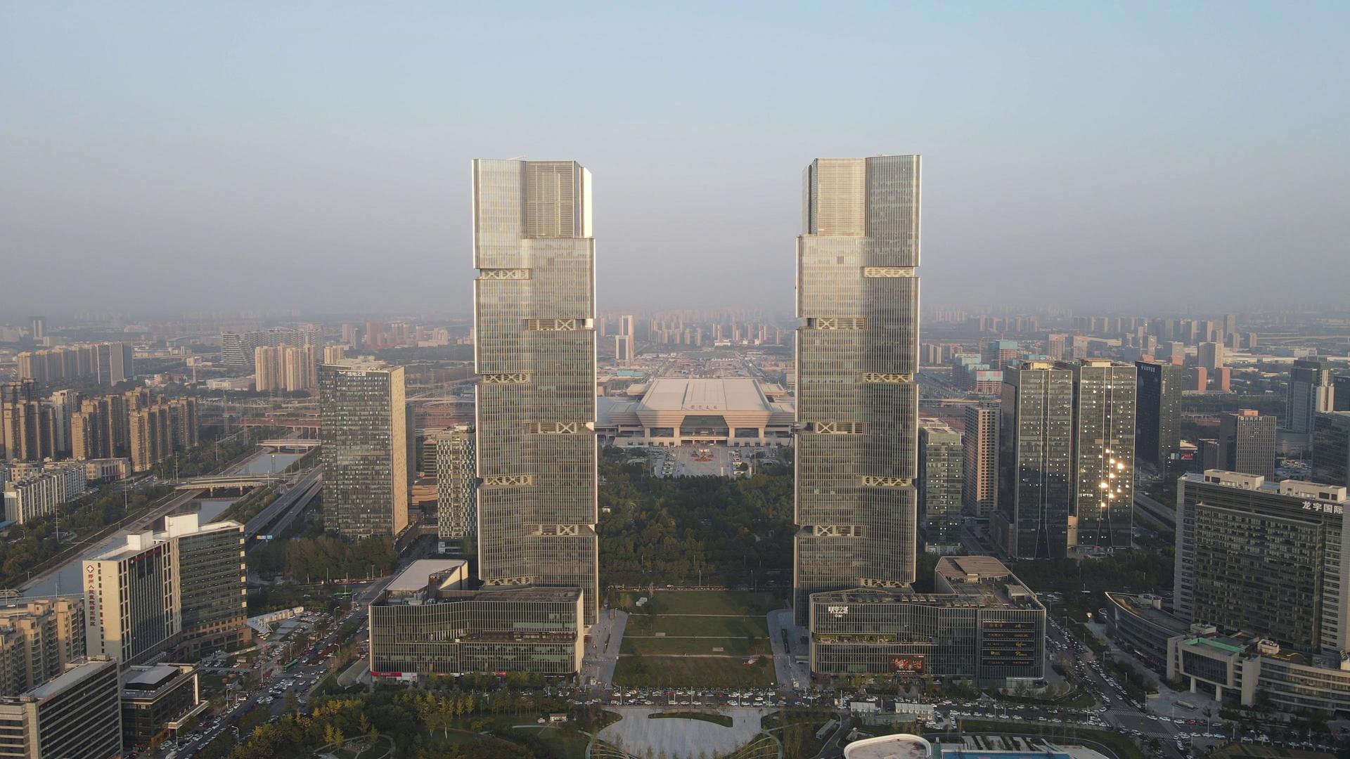 河南郑州双子塔地标建筑航拍视频的预览图