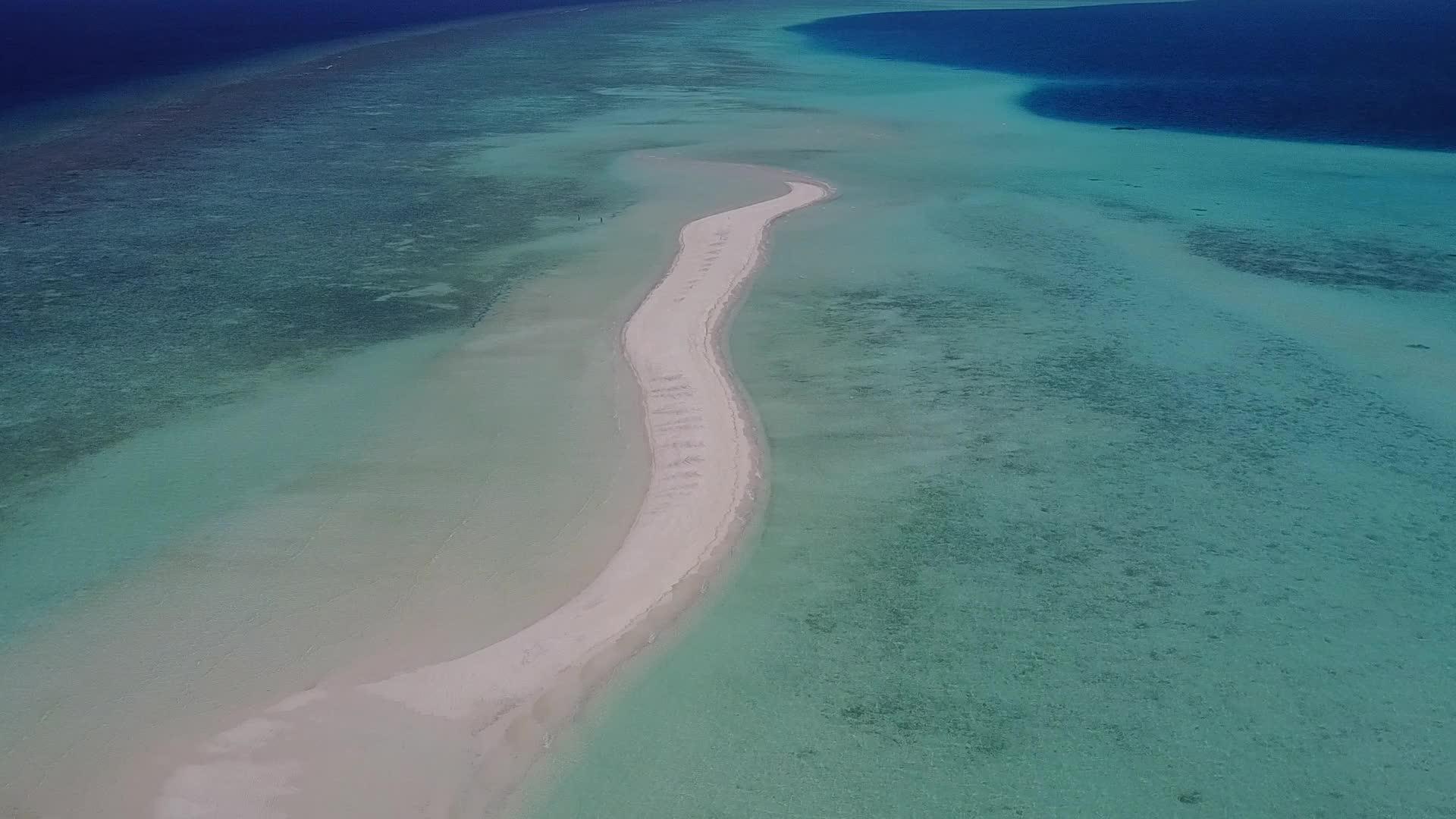 美丽的海滨海滩生活方式空中旅行由白沙绿石水组成视频的预览图