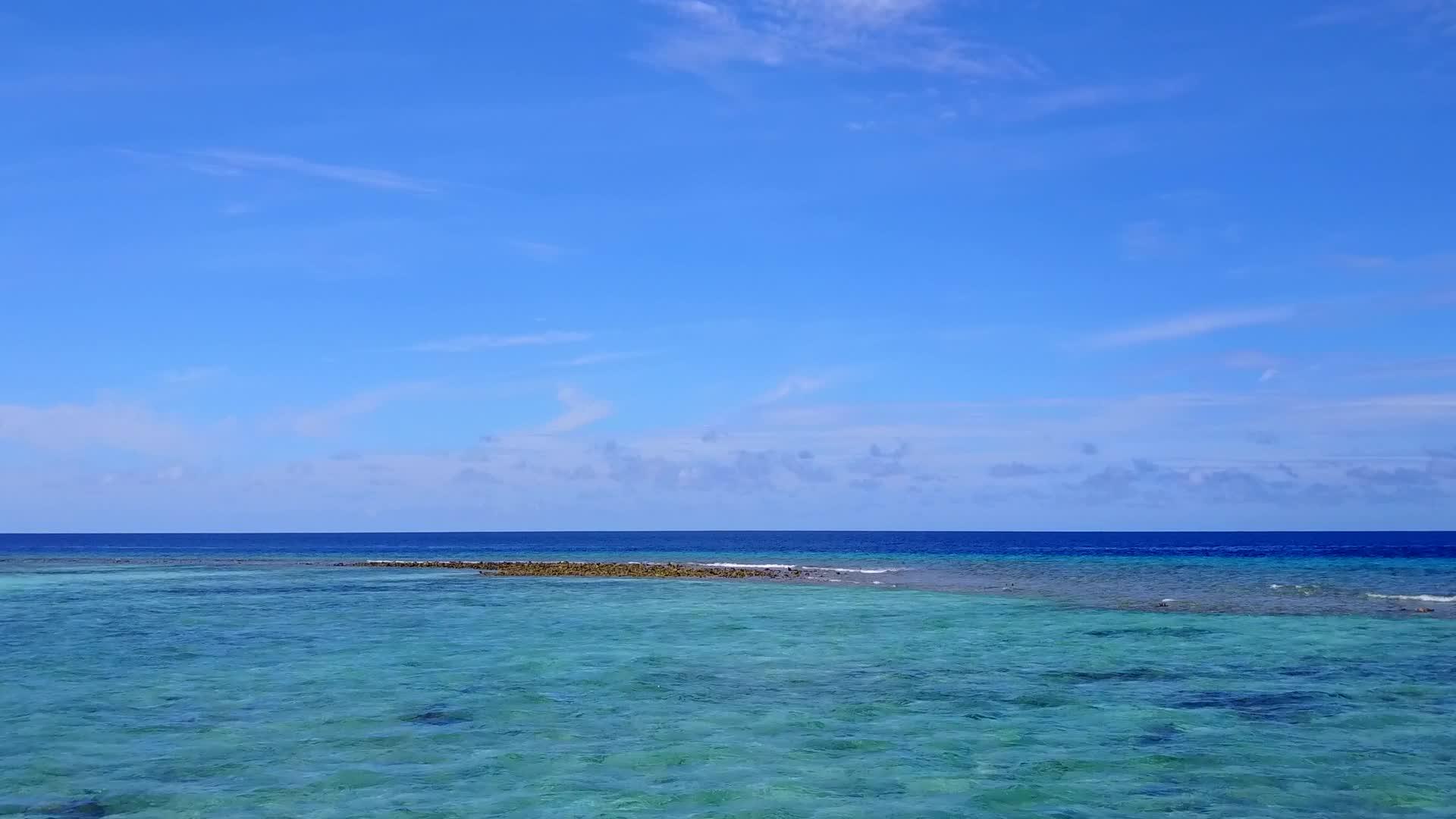 蓝绿环礁的宁静岛海滩视频的预览图