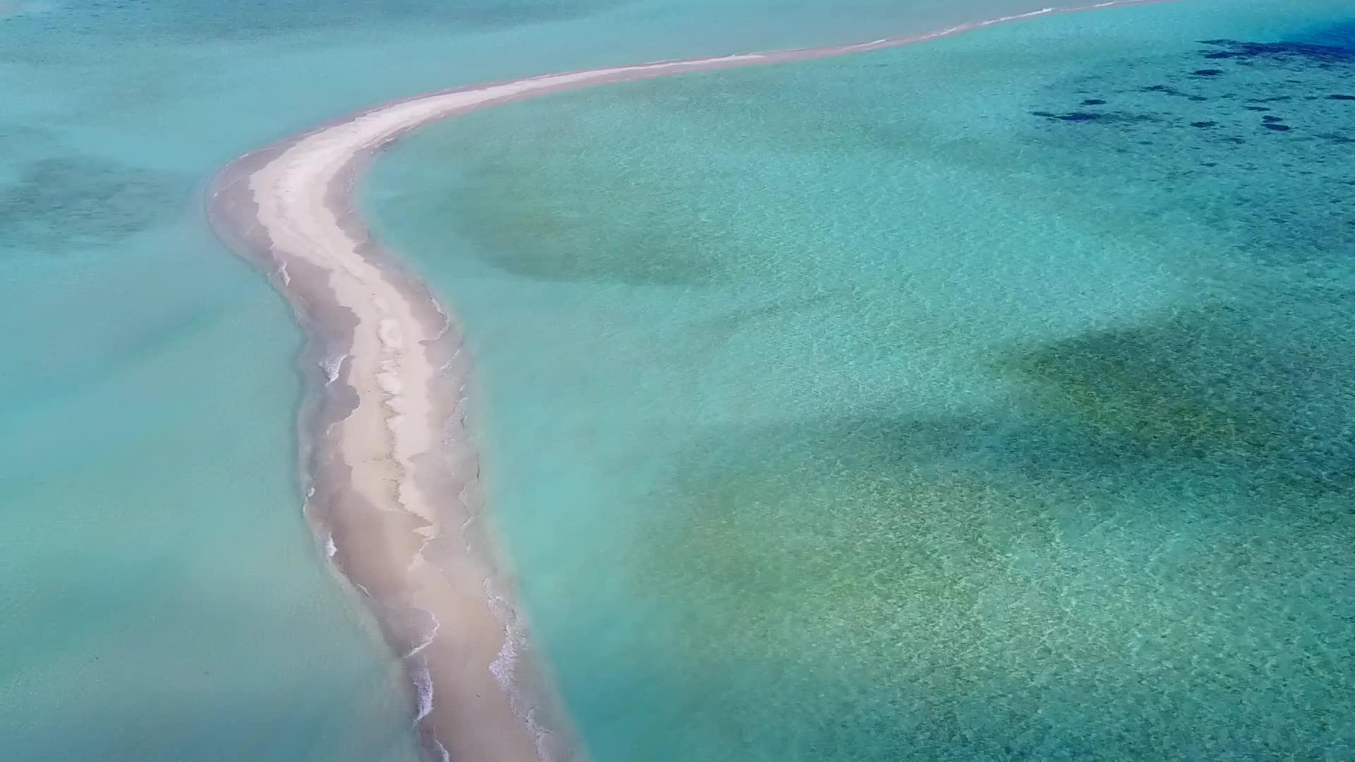 蓝海白沙背景海洋泻湖海滩度假无人机空中摘要视频的预览图