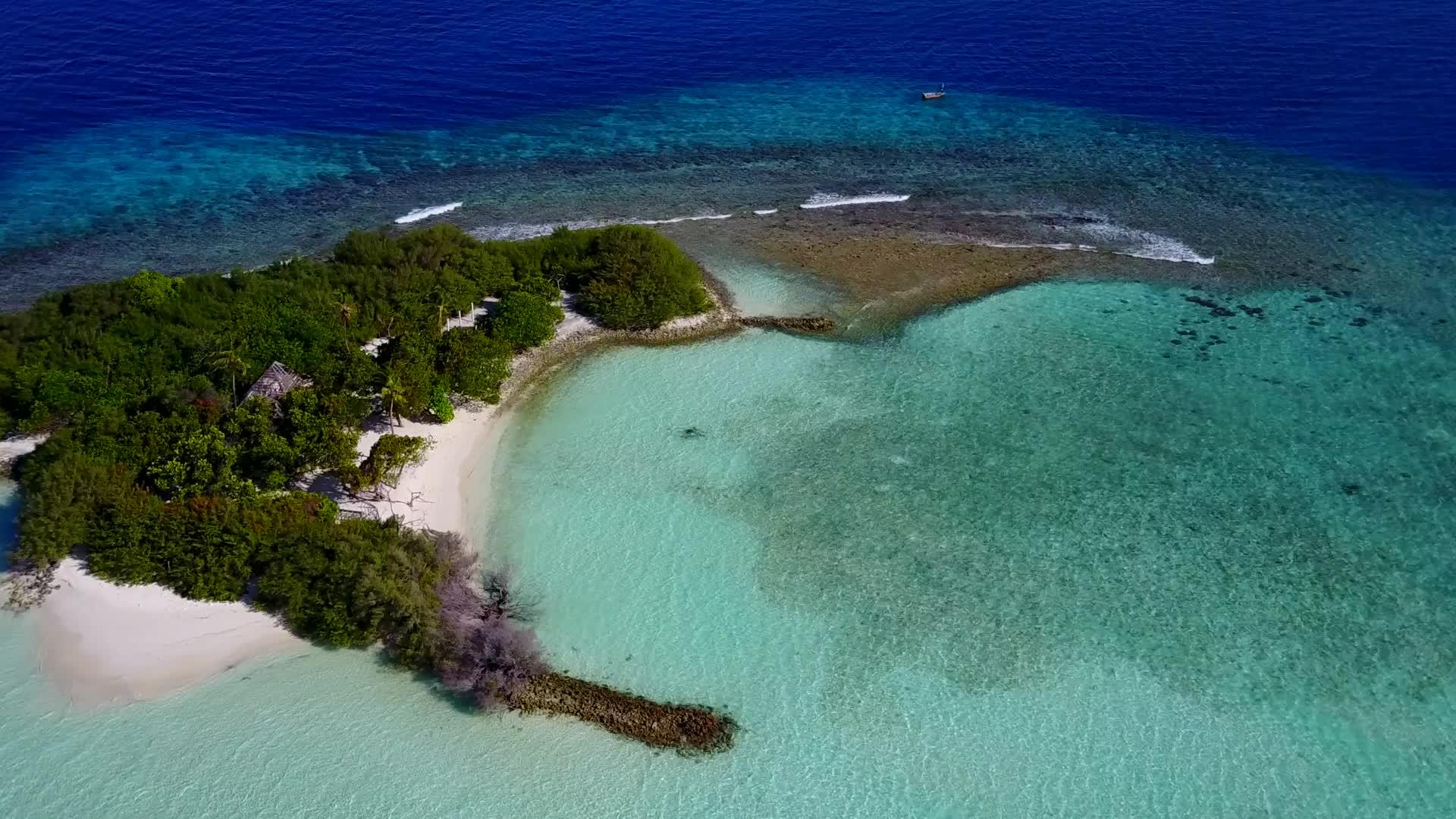 海上环礁湖航行清海和白沙的空中观光旅游视频的预览图