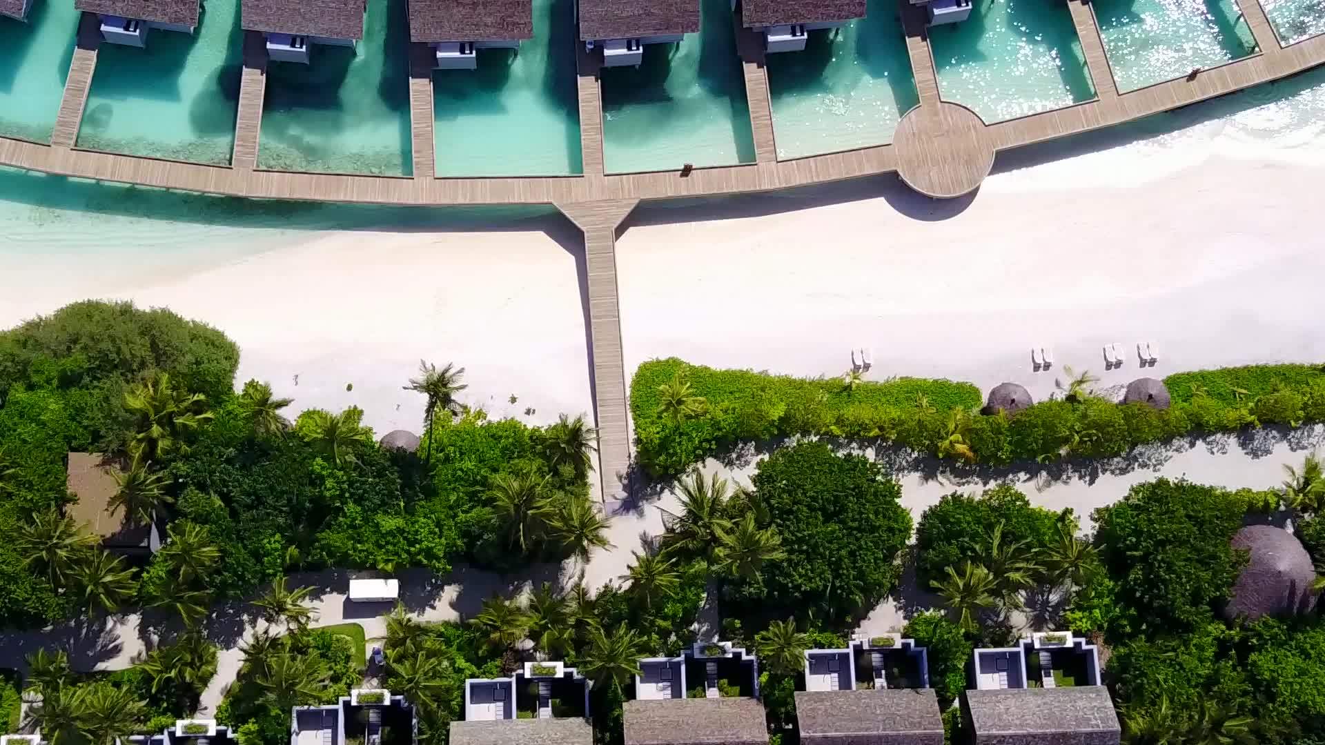 以蓝色环礁湖和明沙底为背景放松海岸海滩假日的空气性质视频的预览图