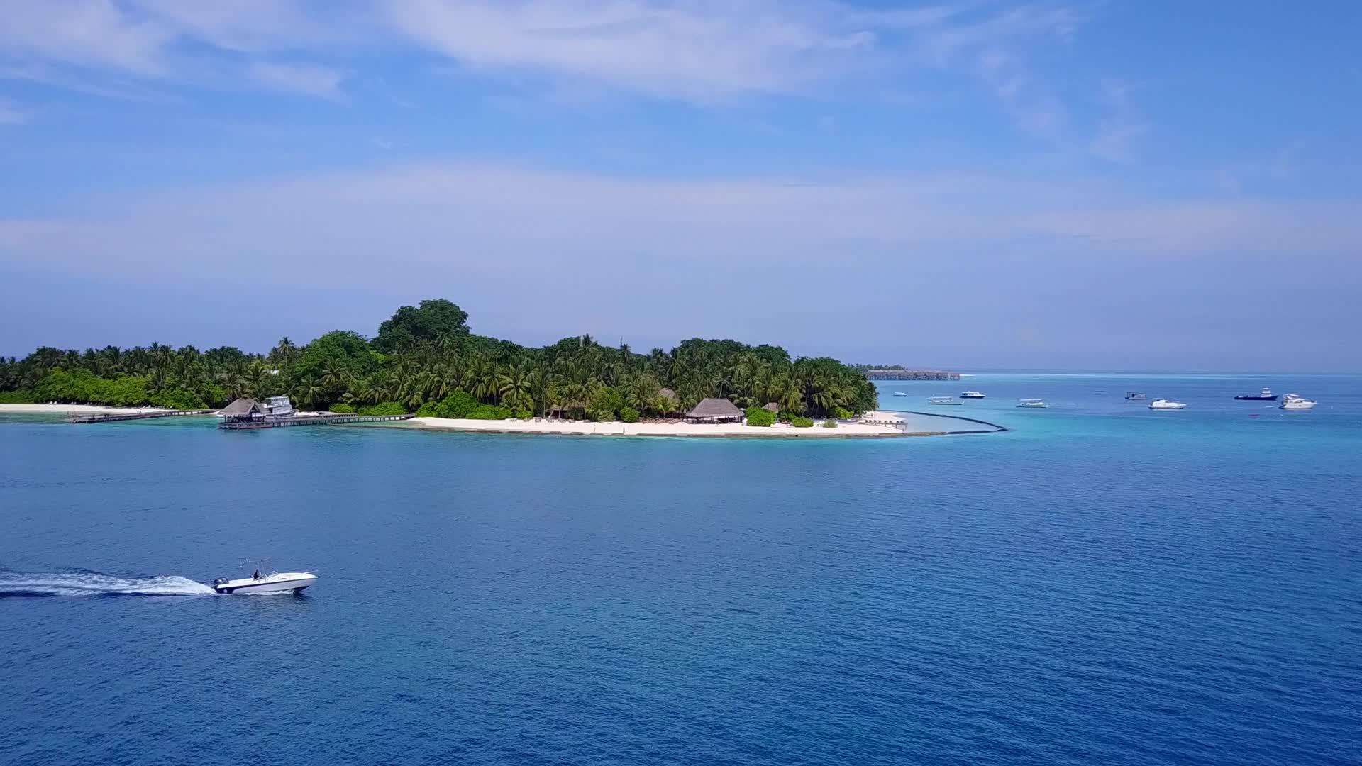 蓝色环礁湖和白色海滩背景的豪华海岸线海滩时间视频的预览图