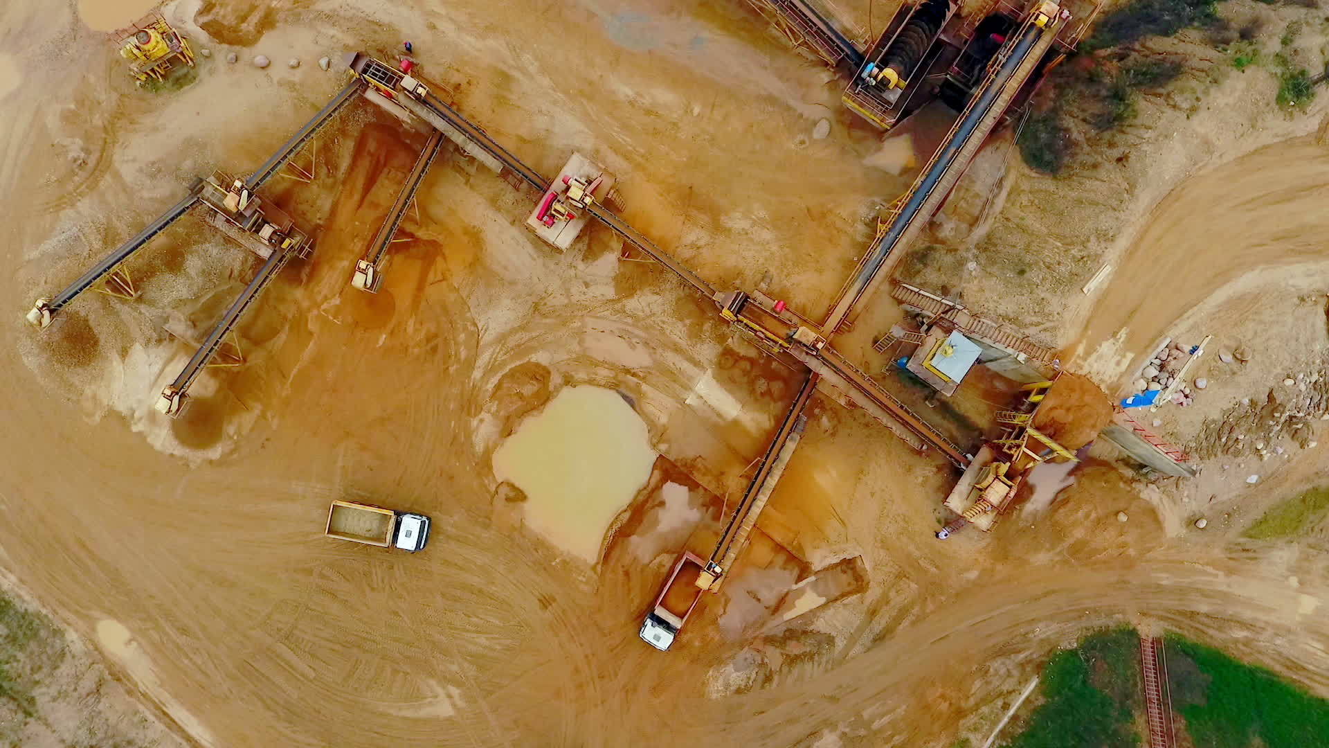采砂场的采矿输送机观察机械的空气视频的预览图