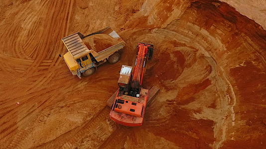 挖掘机在采砂场装车采砂视频的预览图
