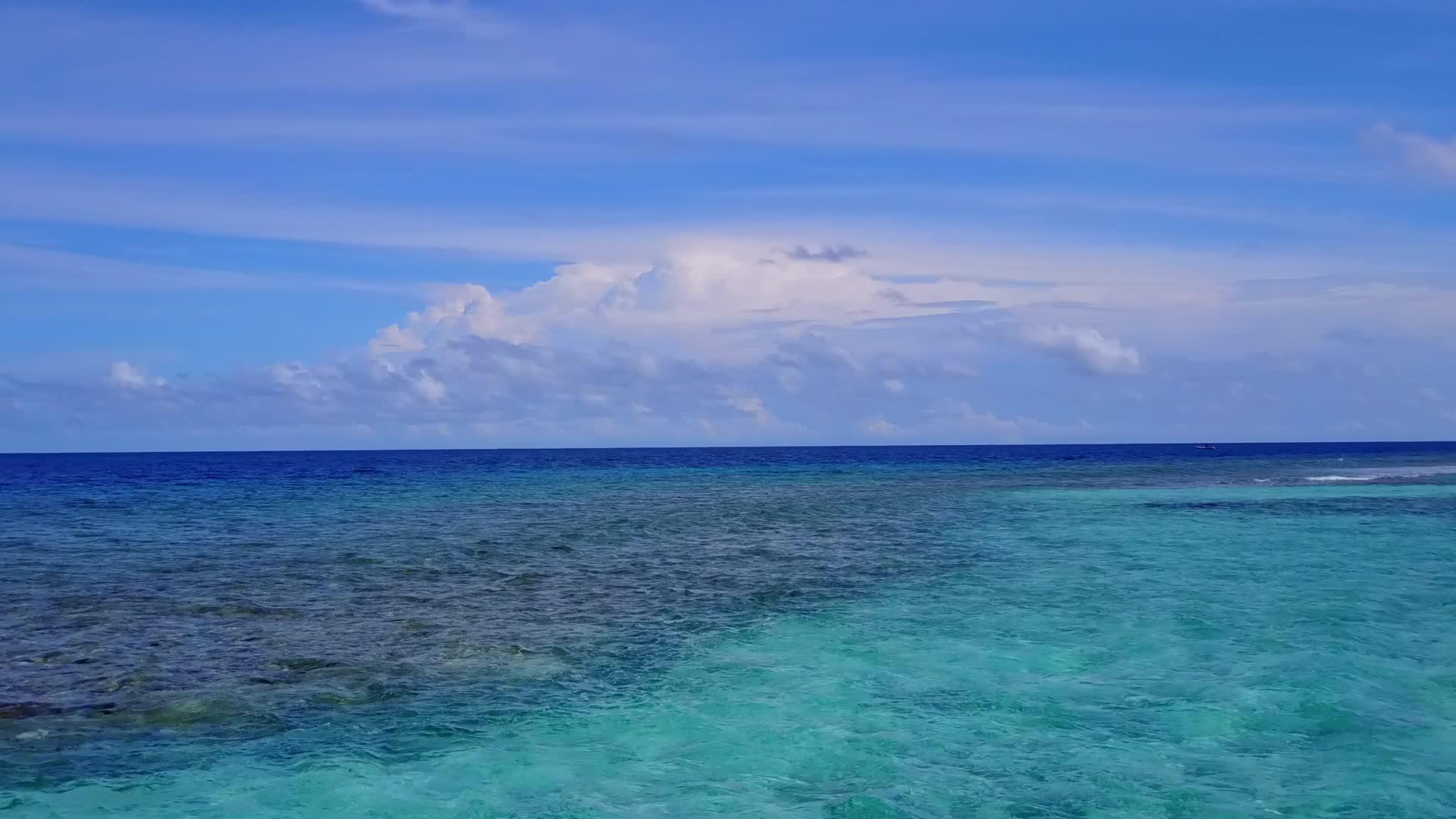 蓝绿色海洋和白色含沙背景的天堂海滩旅行的空气纹理视频的预览图
