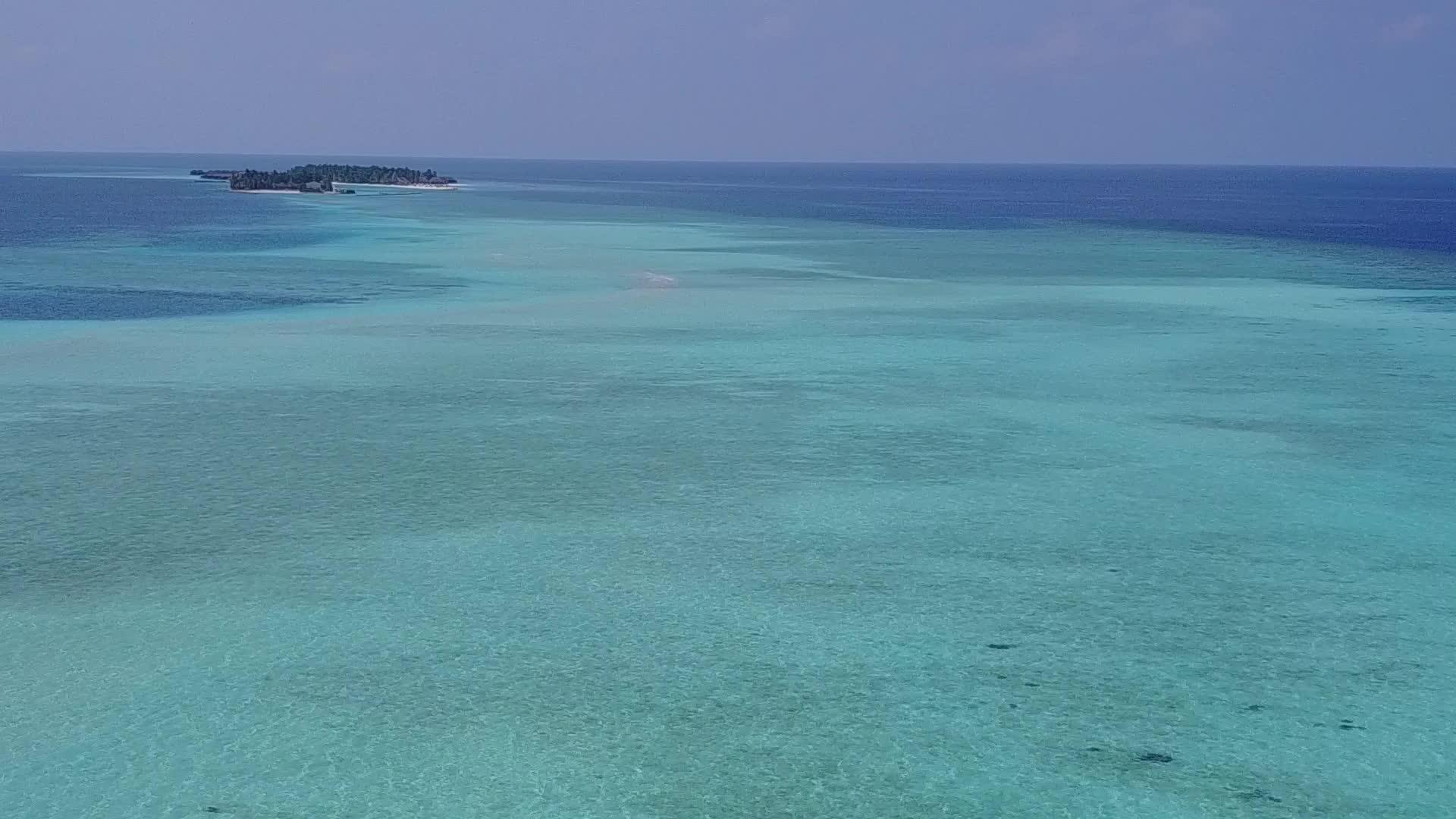 在蓝海和白沙的背景下美丽的旅游海滩生活方式视频的预览图