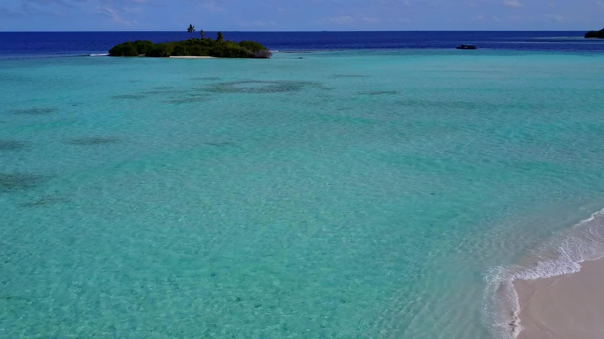 白沙背景蓝水热带海岸线海滩生活方式视频的预览图