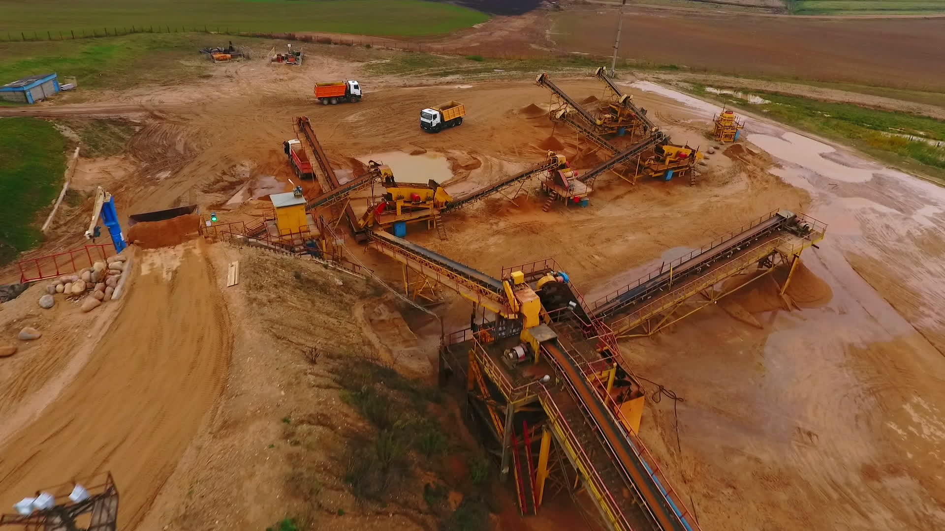 采矿区工业设备视频的预览图