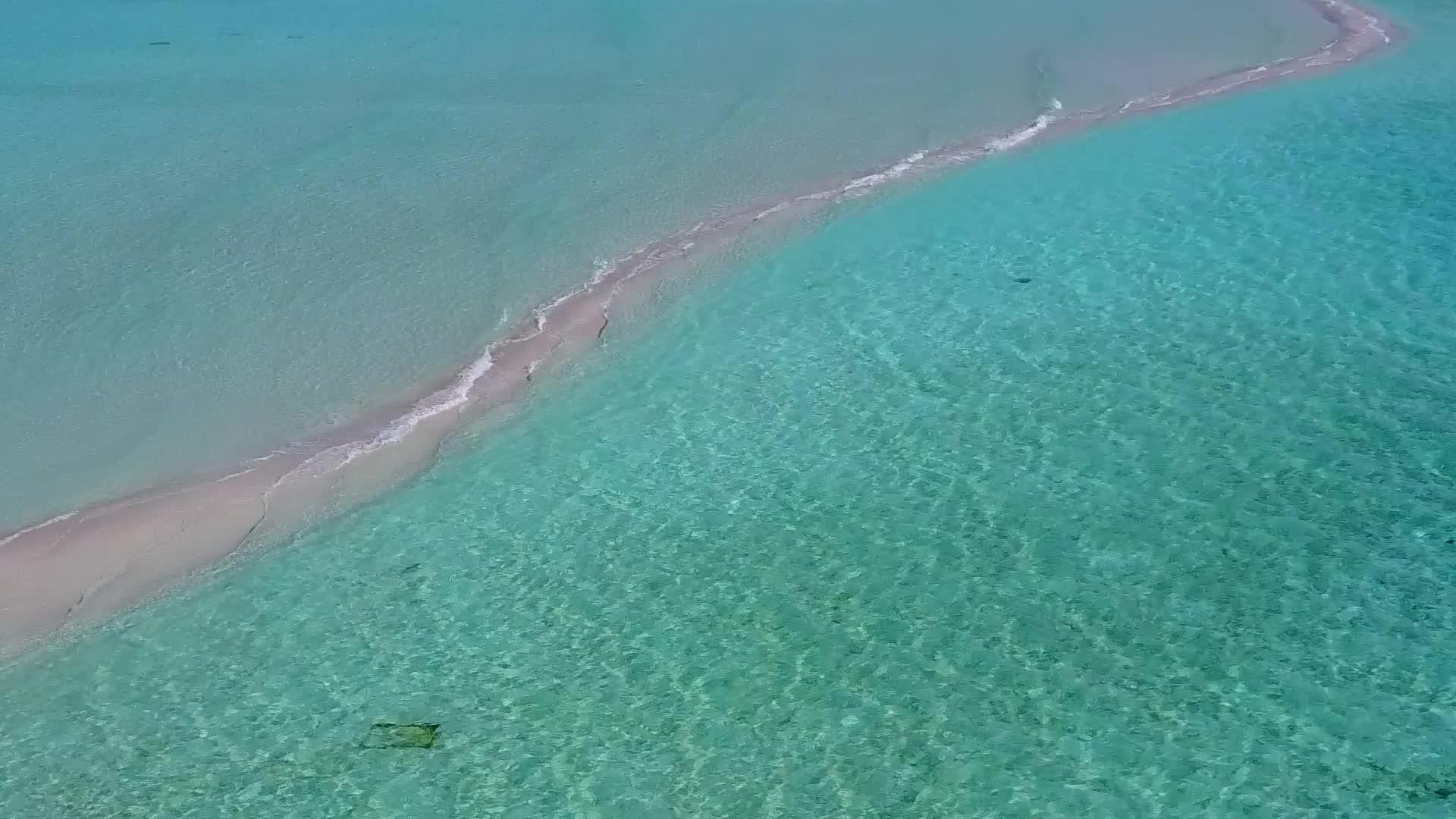 白色沙滩背景蓝海洋豪华海岸海滩无人机空中景观视频的预览图