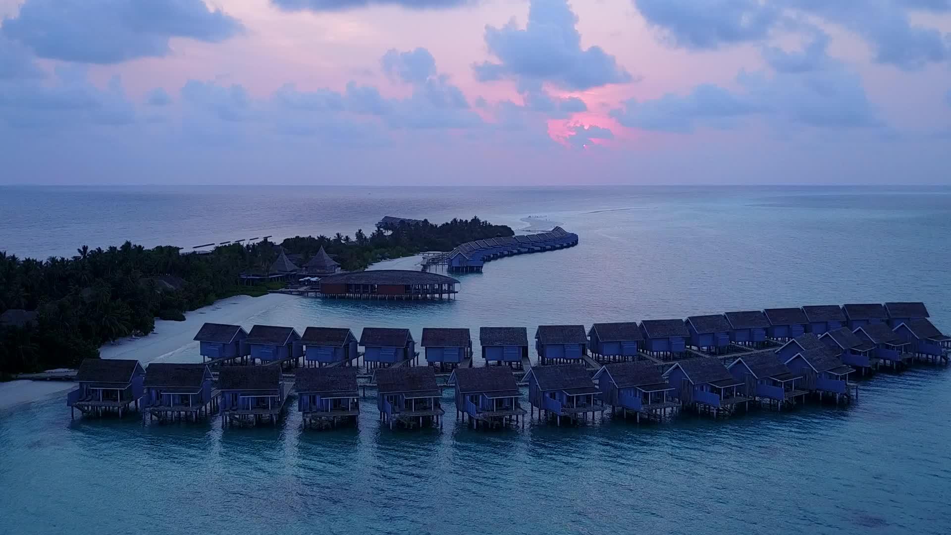 海湾海滩度假无人机景观背景下的蓝海清沙视频的预览图