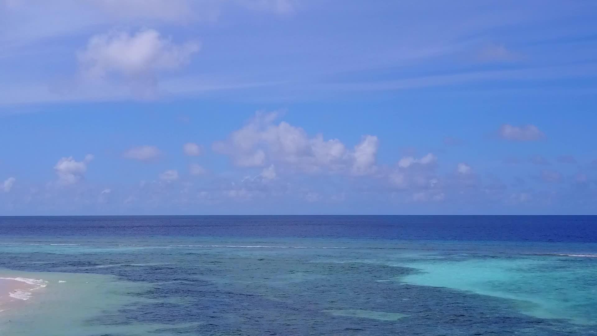 蓝海和白色沙底蓝海和白色沙底伊德丽环礁湖海滩冒险飞行视频的预览图