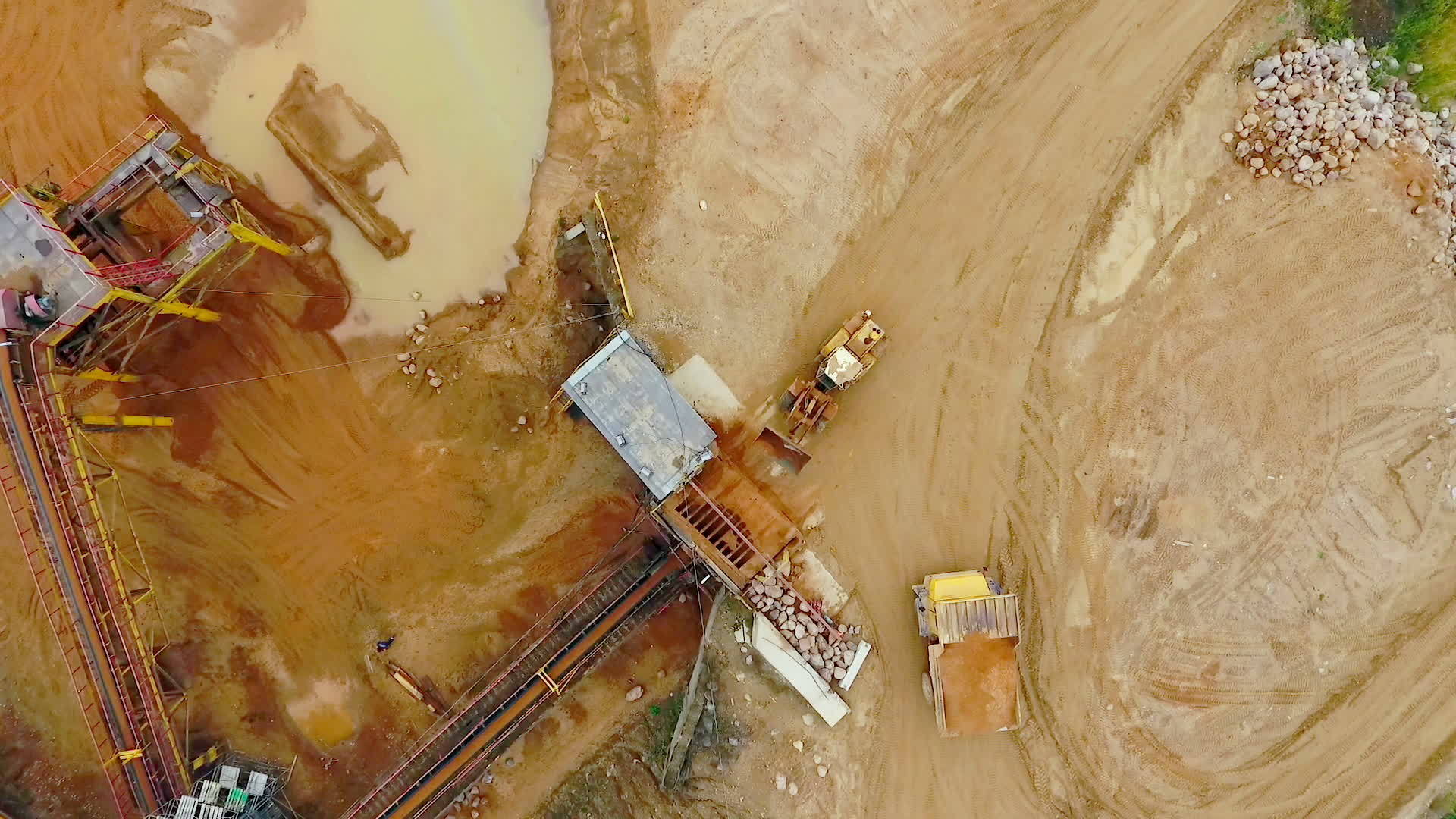 采砂场作业的挖掘机装载车视频的预览图