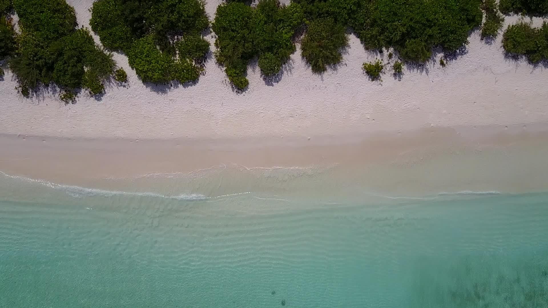 蓝海白沙背景豪华海滩度假空中全景视频的预览图