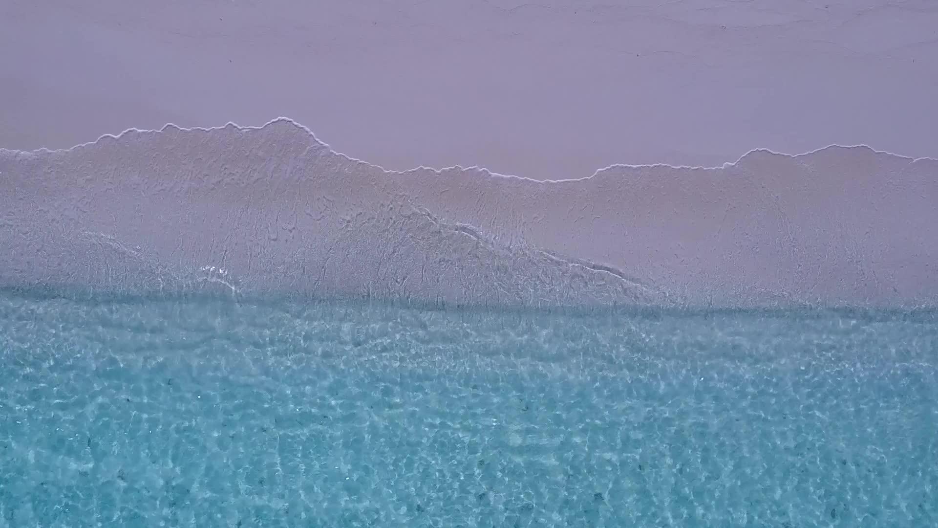 在蓝色海洋和白色海滩的背景下航行的奇怪岛屿海滩上有无人驾驶飞机视频的预览图