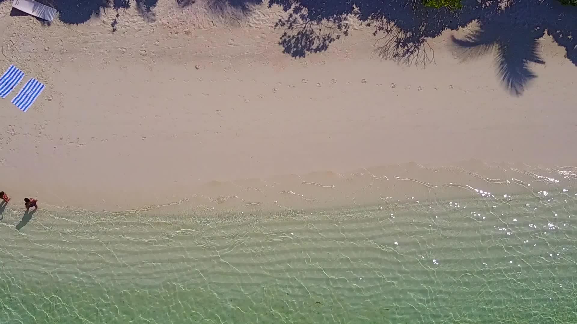乘坐蓝色水和白色沙滩背景的蓝色水乘坐豪华海湾海滩视频的预览图