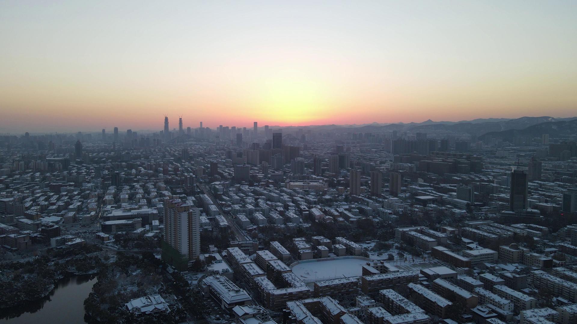 航拍城市雪景彩霞视频的预览图