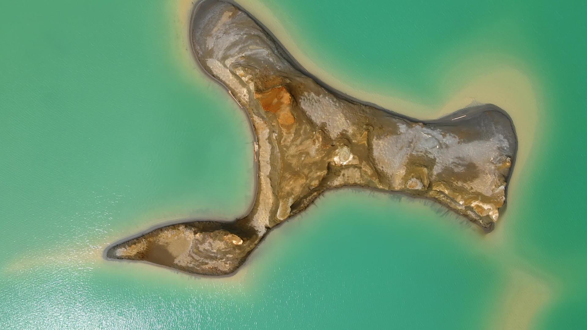 一种含有绿宝石水的化学湖视频的预览图
