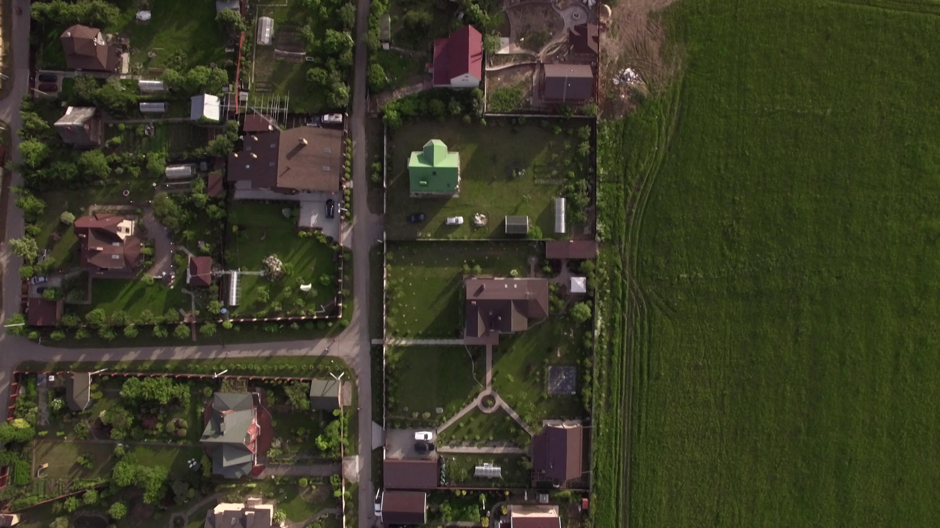 观察俄罗斯农村的绿色庭院房屋视频的预览图