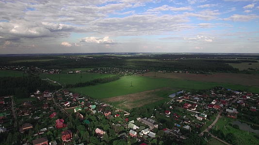 在绿地和森林中飞越俄罗斯的村庄视频的预览图