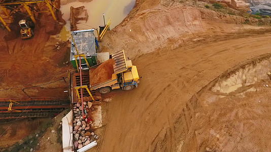 采矿卡车在空中观察运输沙尘视频的预览图