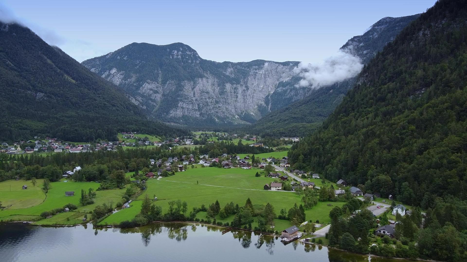 群山环绕的村庄美丽的空中风景视频的预览图