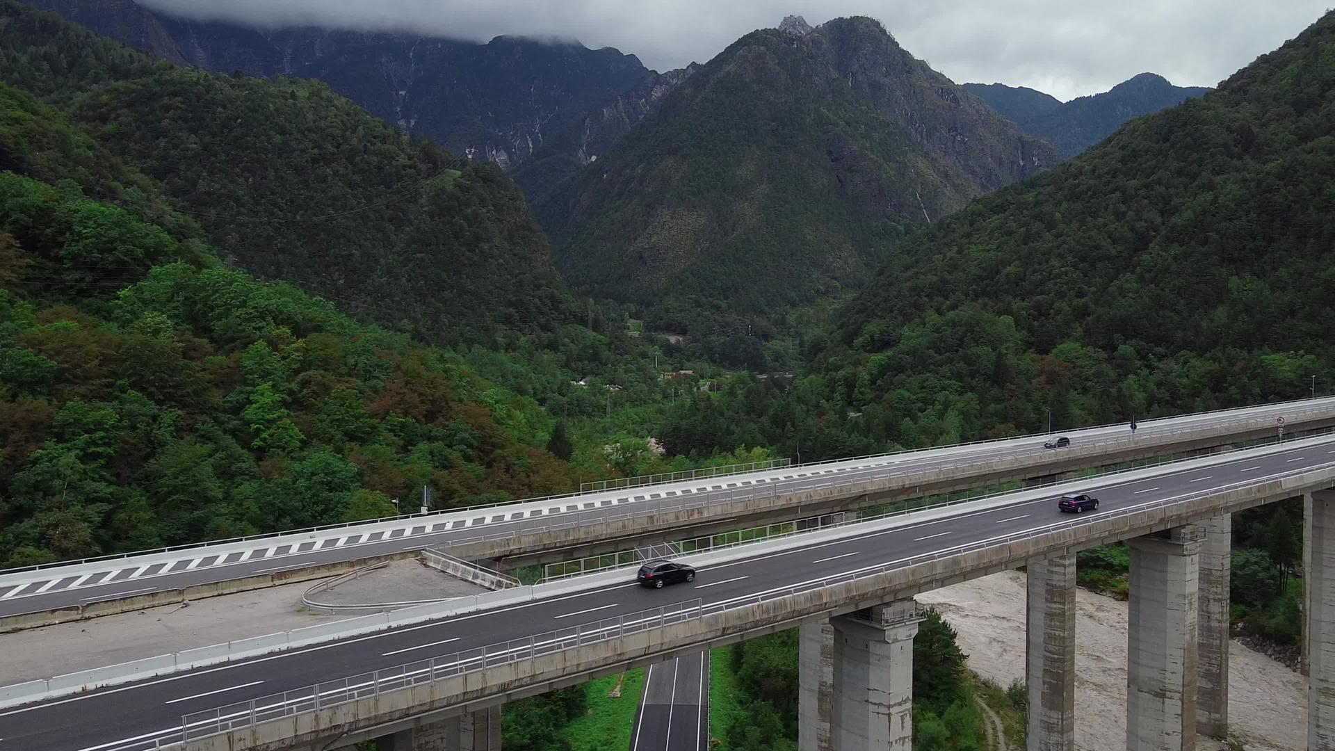 两条通道桥车道的全景视频的预览图