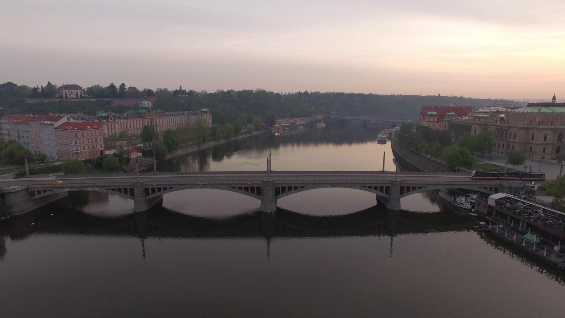 伏尔塔瓦河上桥在普莱格视频的预览图