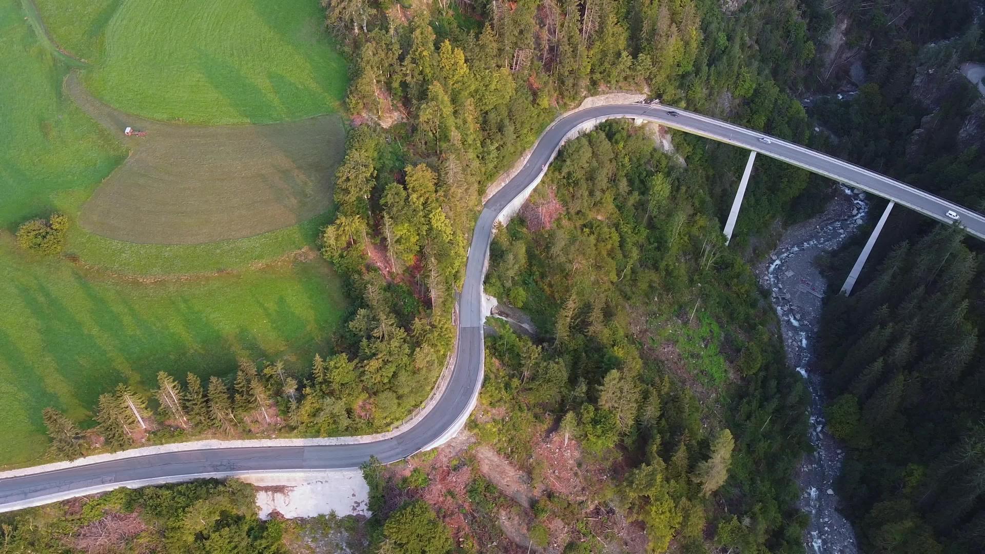 道路和桥梁的布景两侧绿色环境的桥梁视频的预览图