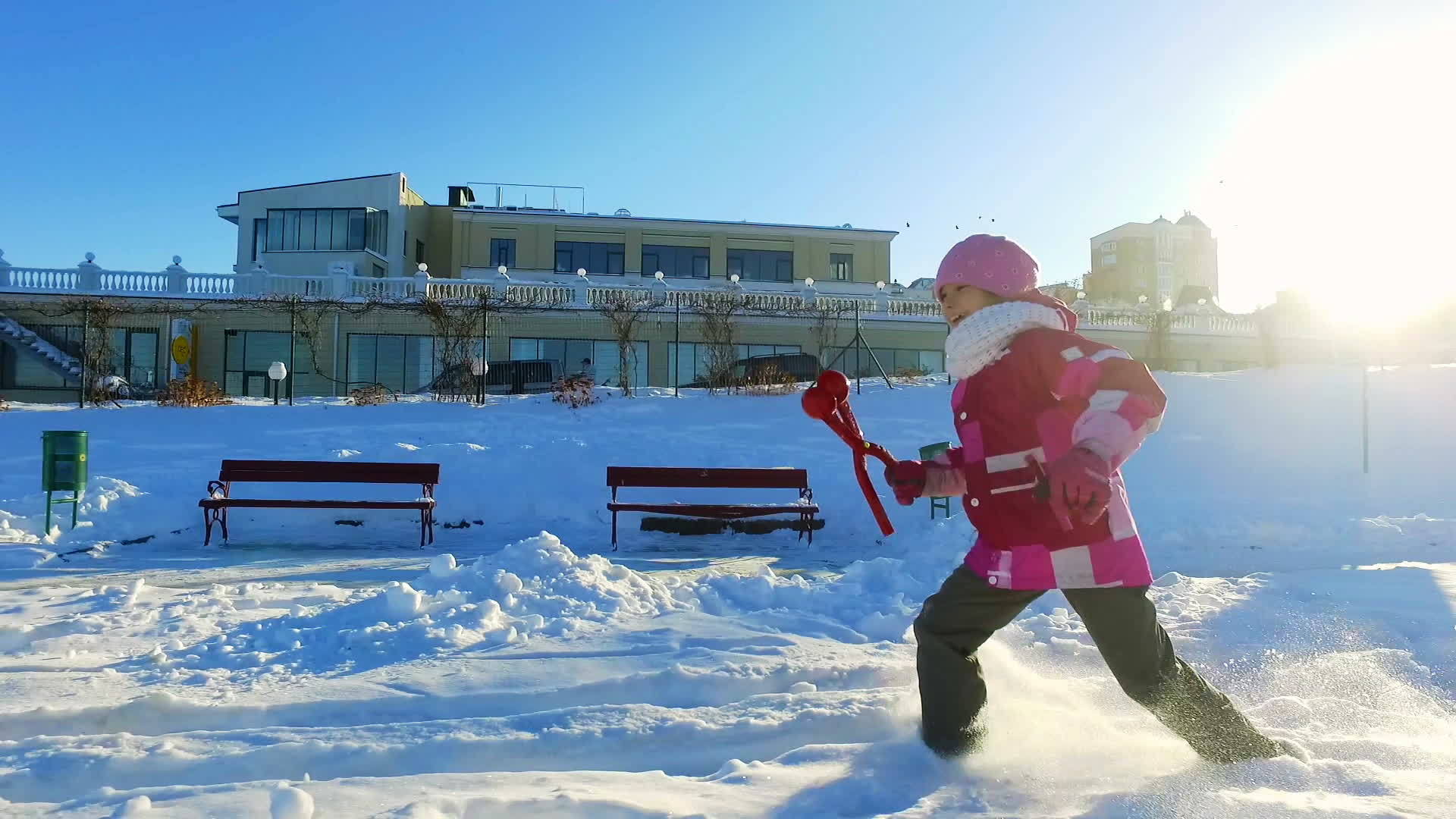 冬天公园里的小女孩跑来跑去视频的预览图