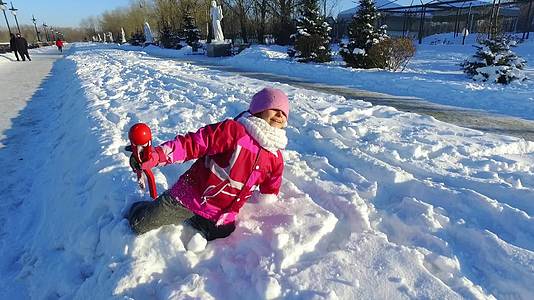 小女孩冬天在公园里玩耍视频的预览图