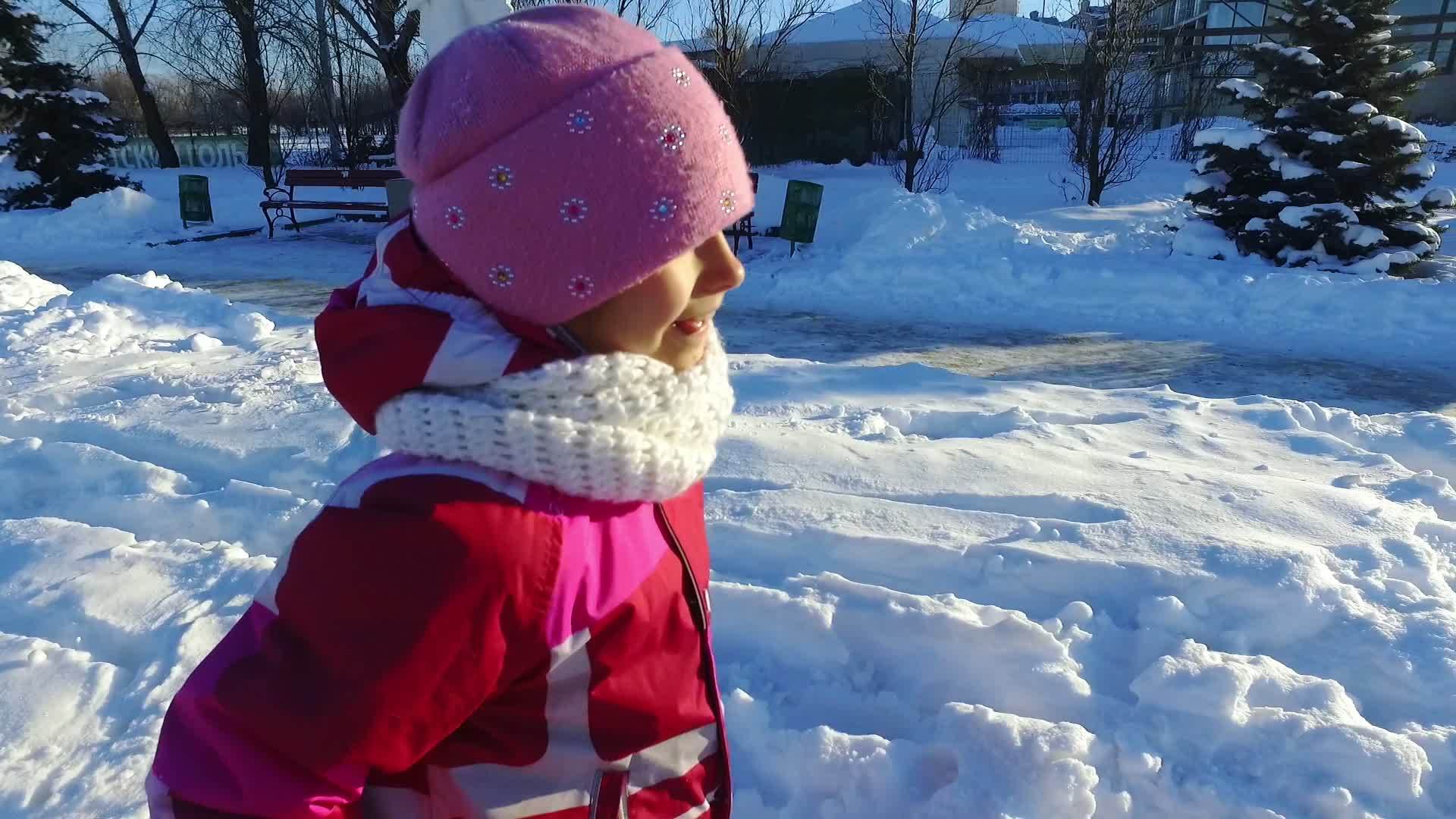 冬天公园里的小女孩跑来跑去视频的预览图