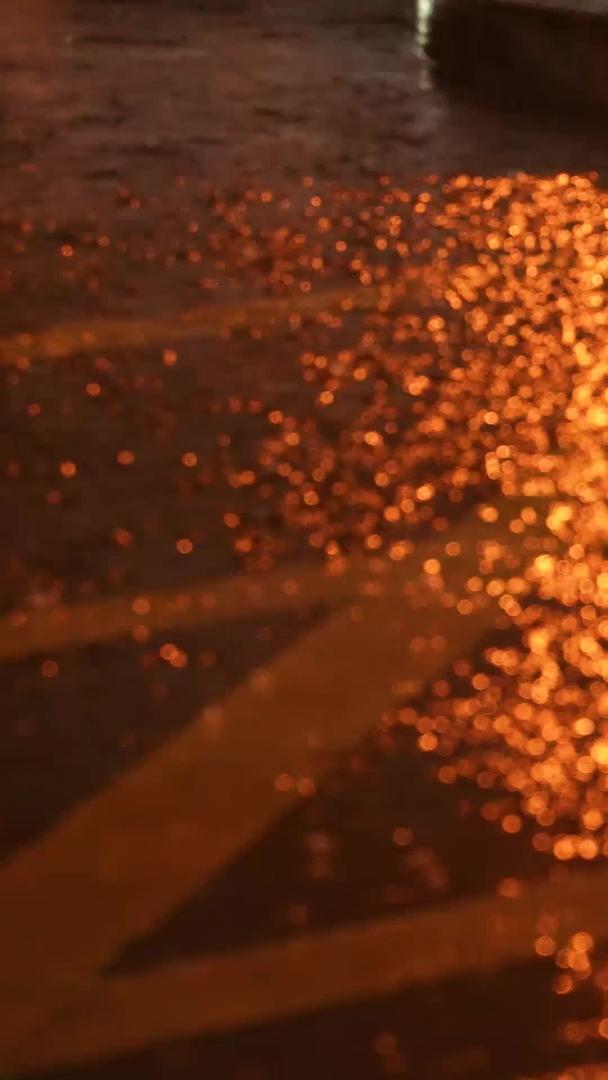 城市天气暴雨交通斑马灯反光路面素材视频的预览图