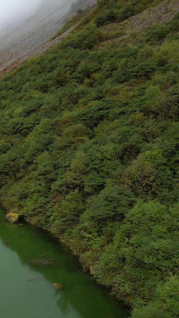 甘孜州海螺沟5A景区月牙湖航拍视频视频的预览图