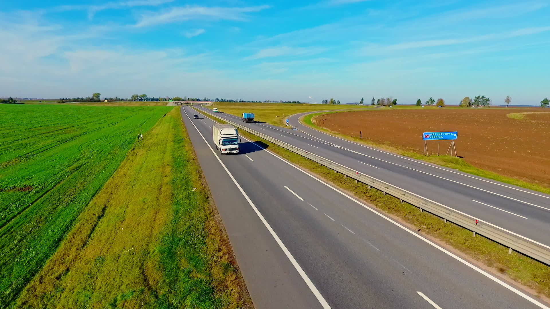 在农村公路上空中观看卡车和汽车视频的预览图