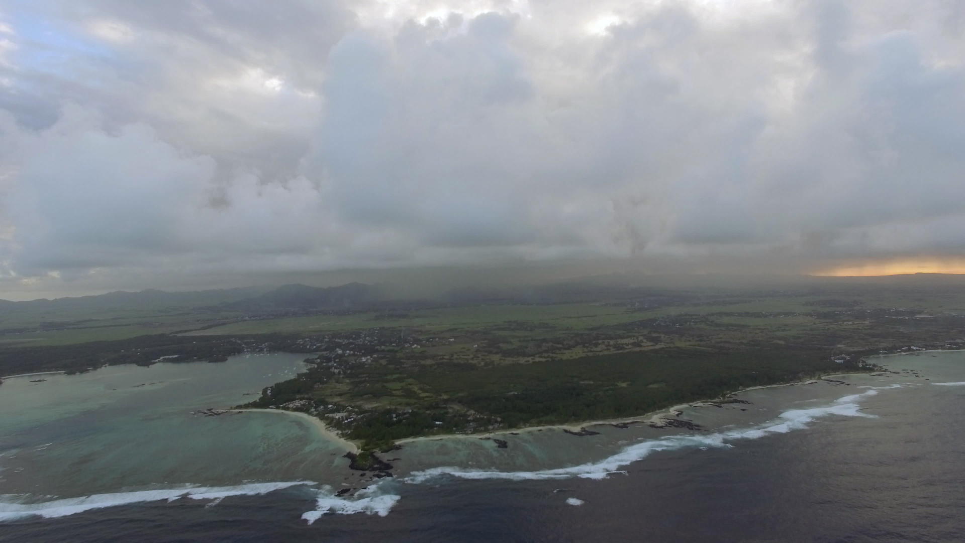 低云和蓝环礁湖视频的预览图